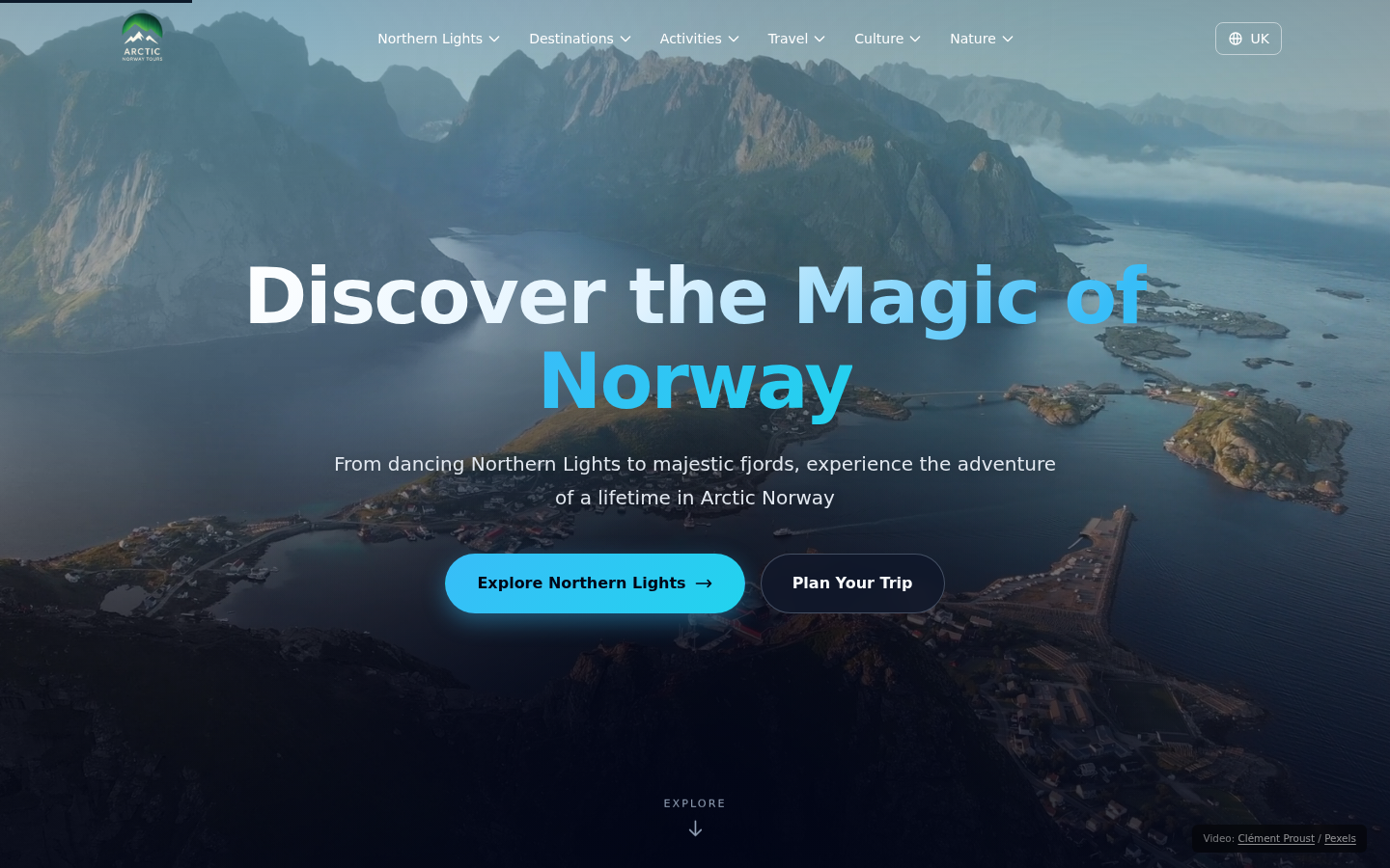 Página principal de Arctic Norway Tours con paisaje de fiordos noruegos